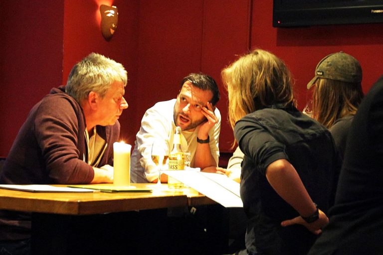 Filos Restaurant Köln - Gäste im Gespräch